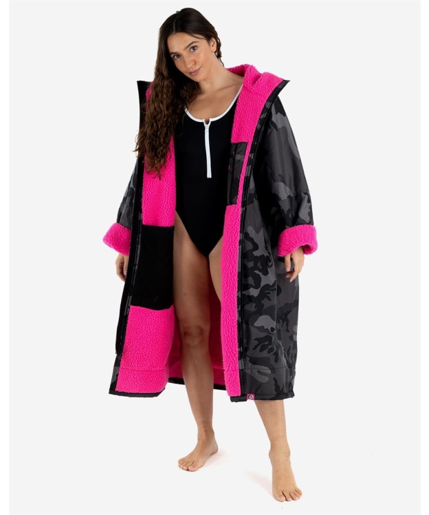 Dryrobe Advance Long Sleeve Changing Robe - Black Camo / Pink