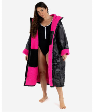 Dryrobe Advance Long Sleeve Changing Robe - Black Camo / Pink